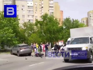 На Северном в Ростове произошло ДТП с мотоциклистом, есть пострадавший. Видео