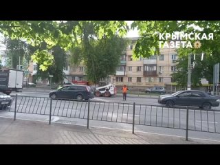 В Симферополе на улице Севастопольской дорожники активно чинят дорогу, собралась большая пробка.