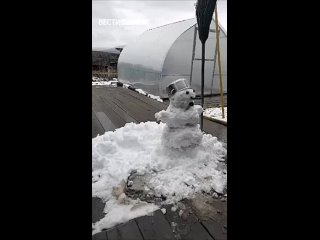 ️ Тем временем в Усть-Куте снег. Так наш подписчик сегодня дважды собирал снеговика