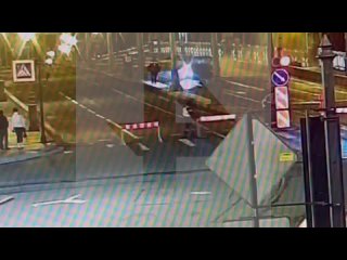 Лихач на Porsche врезался в разведенный мост в Петербурге