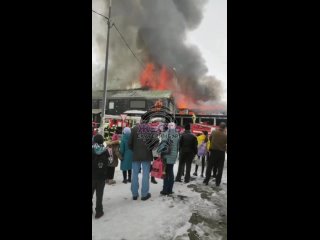 В Нижнем Тагиле произошел сильный пожар в клубе ИнжиПо информации МЧС,  на площади 400 квадратных метров горит кровля кафе