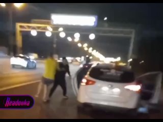 В Москве таксист отказался везти пассажиров из-за разговора о СВО и высадил их на МКАД    В Москве несколько мужчин... (видео)