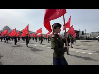 Завершила парад Победы колонна сотрудников Дома офицеров Забайкальского края из 79-и человек  по количеству победных лет в фо