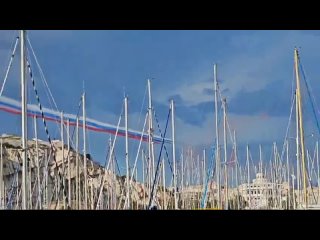A Marseille, l'quipe d'lite de voltige arienne flicite dj la Russie et les Russes  l'occasion du Jour de la Victoire