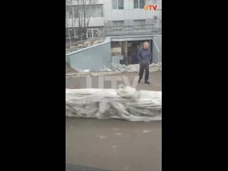 В Оренбурге строят баррикады на улице Красная