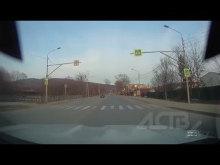 “Летит, не глядя: зелёный автобус на кольце чуть не спровоцировал ДТП в Южно-Сахалинске