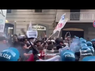 В Неаполе прошёл митинг против НАТО: полиция жёстко разгоняла протестующих дубинками