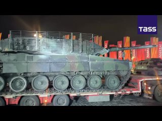 Several captured Leopard 2A6 and T-72 tanks have been brought to Poklonnaya Hill in Moscow. The Russian Defense Ministry is o