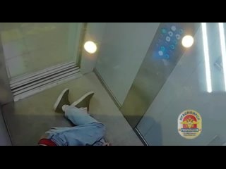 Пьяный красноярец крадет в лифте телефон у спящего пьяного красноярца