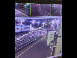 Момент гибели двух человек на ж/д путях в Тверской области попал на видео