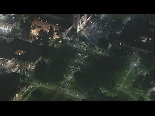 Continan las protestas y los enfrentamientos entre policas y estudiantes en el campus de la Universidad de California en Los