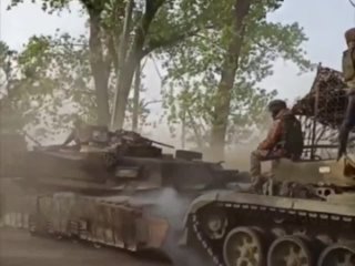 Американский танк M1 Abrams везут на выставку в Москву
