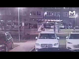 Молодой человек, установивший СВУ под машину офицера ВС РФ в Москве, 11 минут провёл на детской площадке поблизости... (видео)