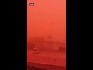 Ливия переехала на Марс: песчаная буря, пришедшая из пустыни Сахара, окрасила страну в оранжево-красный цвет. Благодаря обрушивш