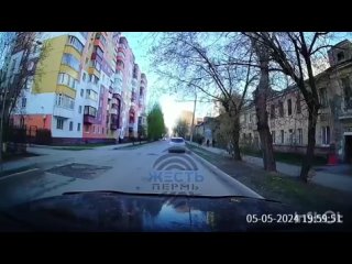 ❗️5 мая на улице Автозаводская, 31 ребёнок выбежал на дорогу перед машинами

На видео видно, как двое мальчишек играли рядом с п