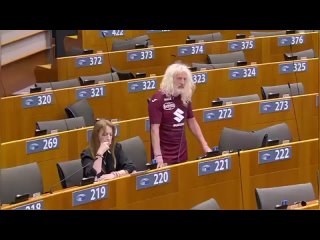 Депутат Европарламента от Ирландии Мик Уоллес явился на заседание в футболке “Торино“ и во время сво