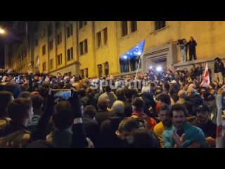 123 La situazione vicino al palazzo del parlamento georgiano si sta surriscaldando