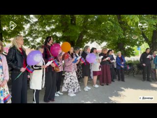 Жители Донецка вышли в сквер Россия спеть песни военных лет