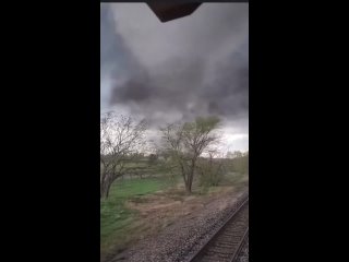 Торнадо в Небраске, США. Вид из кабины локомотива