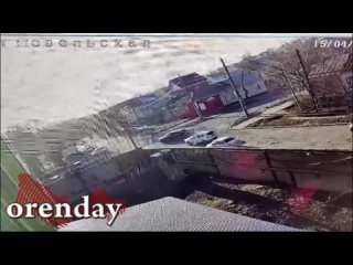 В Оренбурге на улице Комсомольской произошло ДТП грузовая “Газель“ столкнулась с легковым автомобилем,