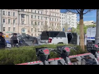 В центре Москвы оцепили машину с разобранным беспилотником самолетного типа По данным СМИ, машину с БПЛА остановили на Садов