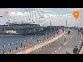 Голая девушка с зеленой шевелюрой эффектно открыла купальный сезон в Петербурге