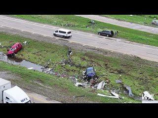 Последствия прохода торнадо по городу Мариетта в Оклахоме, США и распределительному продуктовому складу, на котором работает зн