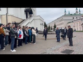 Минниханов пообщался с туристами в Казанском кремле