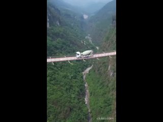 Канатный автомобильный мост в Чунцине на высоте 300 метров