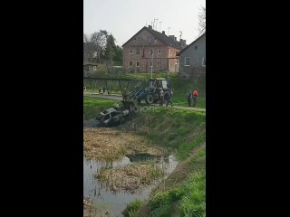 В Немане машина загорелась и скатилась в городское озеро со стороны ул. Липовой