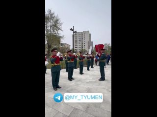 В тюменском сквере Николая Машарова проходит праздничный митинг