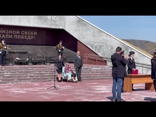 Сегодня 10 новобранцев органов внутренних дел принесли присягу в Кемерове у памятника Воину-Освободителю