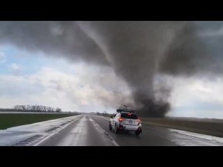 Un tornado azota Nebraska, Iowa y Texas, mientras los usuarios de las redes sociales publican imágenes del desastre