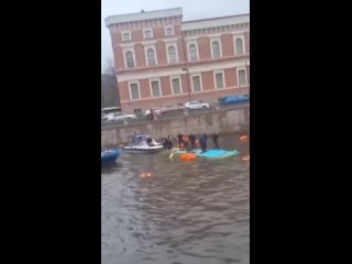 Спасатели вытащили всех пассажиров из утонувшего автобуса в Петербурге, который пробил ограждение Поцелуева моста и упал в Мойку