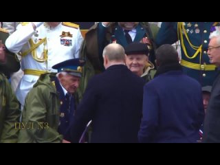 Putin con i partecipanti all'operazione speciale e veterani della Grande Guerra Patriottica sul podio della Parata della Vittori