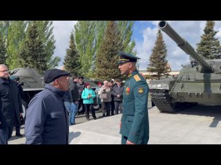 Баксиков рассказал Минниханову об особенностях военной техники в парке Победы