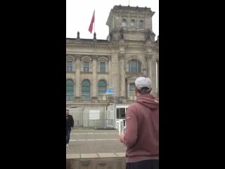 В Берлине Неизвестные Герои водрузили на крышу Рейхстага знамя Победы.
