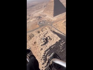 Завораживающий полет над вершиной египетской пирамиды