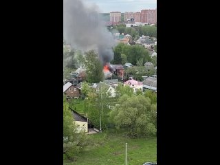 Горит дом в районе Дергаевской, огонь перекинулся на соседний. Пожарные на месте.  Маша Якимова