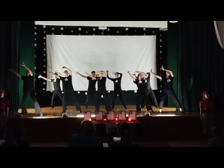 Танец вожатых ко Дню памяти детей – жертв войны в Донбассе.
