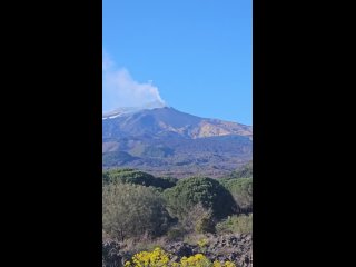 Выбросы дымового кольца из нового вторичного кратера вулкана Этна