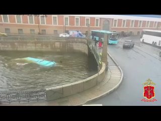 Число погибших пассажиров при падении автобуса в реку в Санкт-Петербурге выросло до 7, пишет SHOT. Спасатели достали из... (видео)