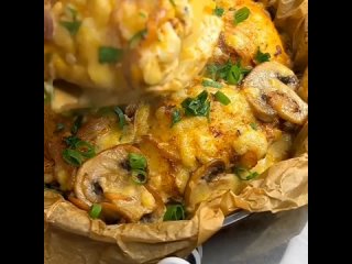 Запечённая курица с картошкой и грибами под нежным соусом