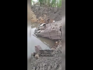 Video from the enemy side. The M113 armored personnel carrier fell into a crater from the FAB