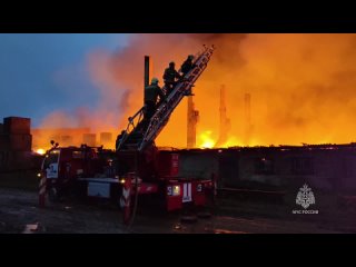 Мощный пожар произошел на кирпичном заводе в Смоленске