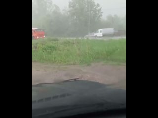 Последствия очень короткого ураганчика в Нижегородской области.   На Бору прошел град, в Кстове повалило рекламные щиты... (видео)