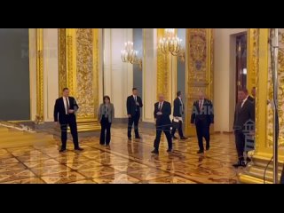 Кадры выхода Пашиняна и Путина после двусторонних переговоров в Кремле.