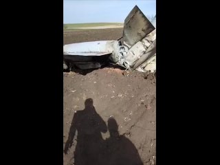 Найденные где-то недалеко от линии фронта обломки потерпевшей крушение российской сверхзвуковой крылатой ракеты Х-22, запущенной