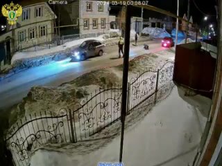 Момент умышленного наезда на полицейского в Комсомольском районе попал на видеокамеру