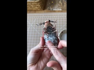 Завораживающий процесс создания майского жука из папье-маше